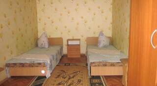 Гостиница Guest House Glitsiniya Рыбачье Бюджетный двухместный номер с 2 отдельными кроватями-1